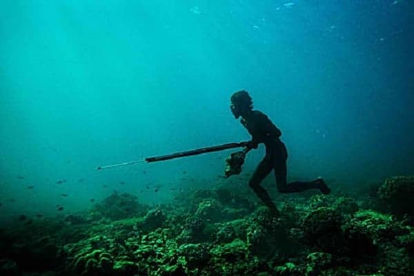 “Pinoy Aquaman”: Amazing Bajau Can Dive Underwater for Up to 5 Minutes – With NO Oxygen Tank!