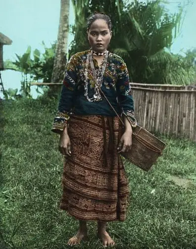 https://filipiknow.net/wp-content/uploads/2016/08/Manobo-woman-in-traditional-clothing.jpg?ezimgfmt=ng:webp/ngcb47